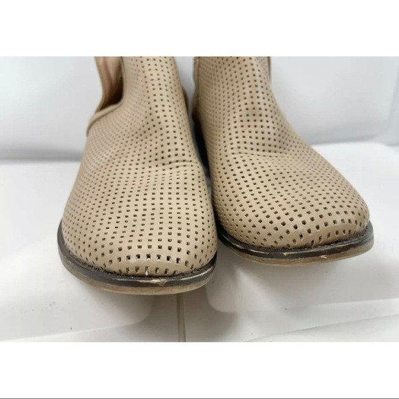 Restricted Women Sz 8.5 Taupe Perforated Bootie Ankle Boot Faux Leather Cut Out - Picture 5 of 14
